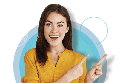Chica sonriente señalando un texto